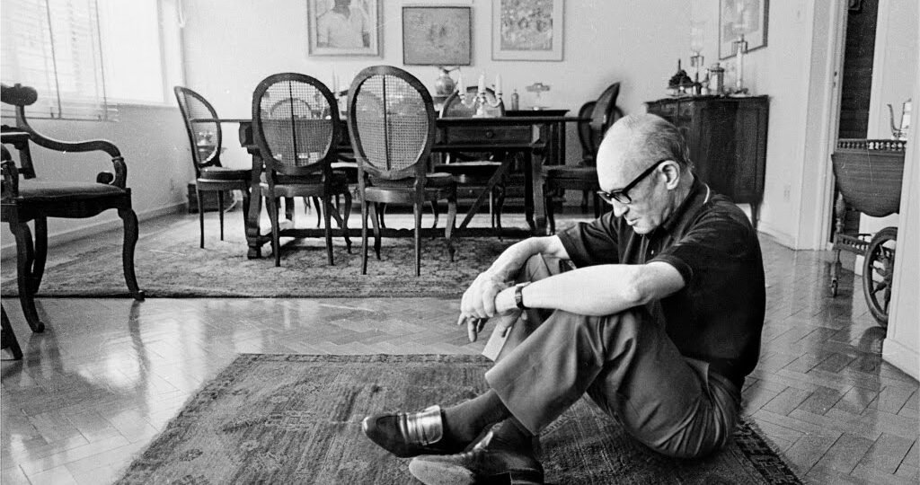 Drummond: poeta do eu, poeta do mundo – por Luan Siqueira